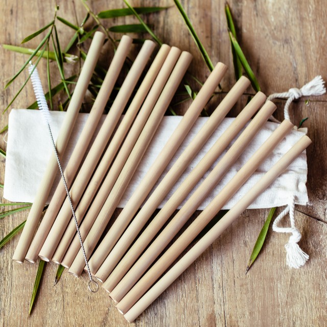12 bambusowych słomek na stoliku
