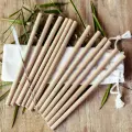 12 bambusowych słomek na stoliku