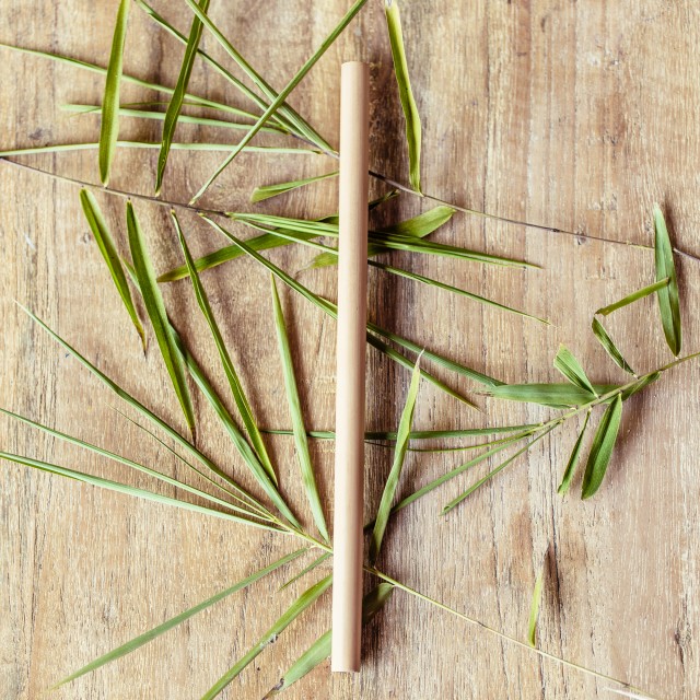bambusowa słomka na stoliku
