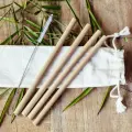 4 bambusowe słomki na stoliku