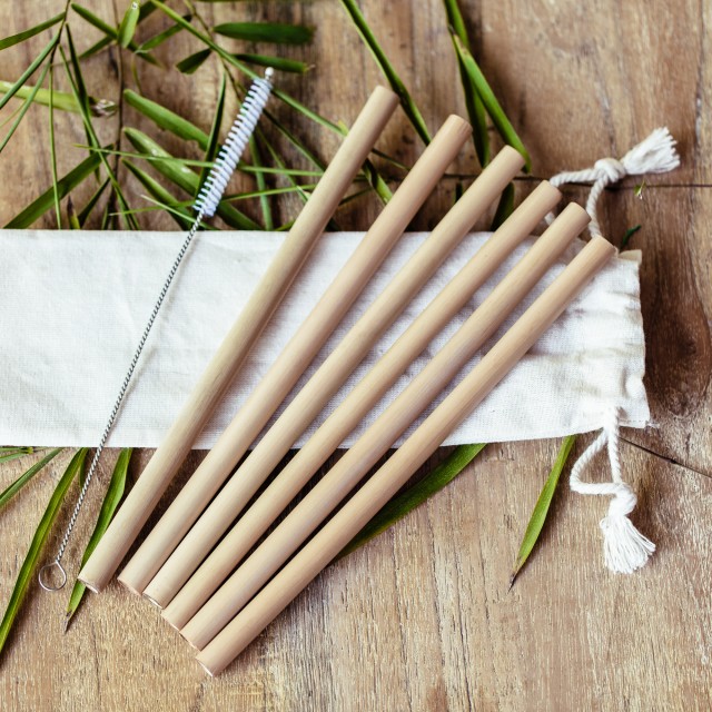 6 bambusowych słomek na stoliku