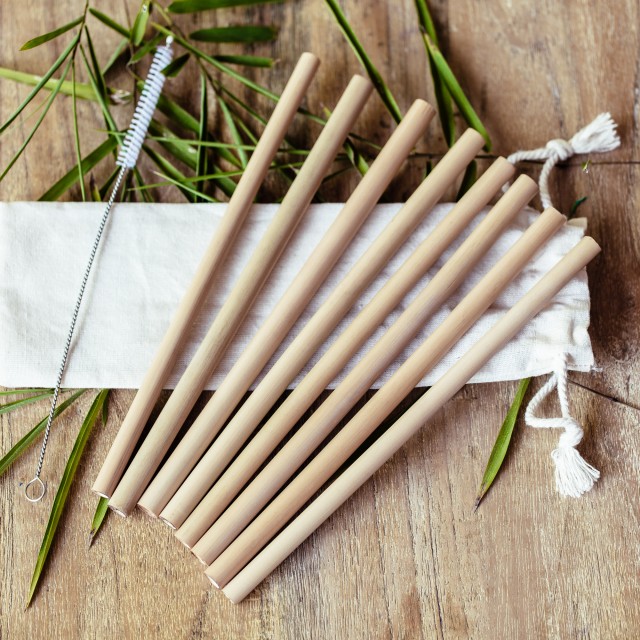 8 bambusowych słomek na stoliku