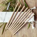 8 bambusowych słomek na stoliku